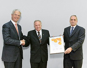 Prof. Dr. Yitzhak Apeloig (Mitte) erhielt im Jahr 2007 den WACKER Silicone Award von Dr. Peter-Alexander Wacker (links) (Foto)
