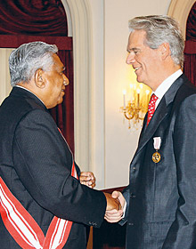 Dr. Peter-Alexander Wacker (right) was named an honorary citizen of Burghausen and was awarded the Bavarian Medal of Honor and Singapore’s Public Service Star (foto)