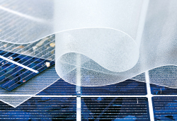 TECTOSIL® ist eine Folie zum Einkapseln von Photovoltaikmodulen. Sie besteht aus einem thermoplastischen Kunststoff auf Siliconbasis. Das transparente, nicht vergilbende Material trägt zu einem hohen Wirkungsgrad der Solarmodule bei und bietet ihnen dauerhaften Schutz. (Foto)