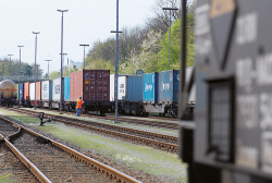 瓦克货物运输总量的67％采用公路运输，33％采用铁路运输，其中22％经由铁路转为水运。从德国生产基地发送的货运集装箱，大部分经由铁路运往北部港口。 (照片)