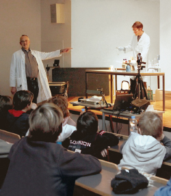 Young Students: Chemistry at Children’s University (photo)