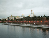 Der Kreml hinter dem Fluss Moskwa. (Foto)
