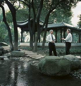 Denny Klein und Dr. Udo Horns (rechts) unterhalten sich am Abend in einem Park. (Foto)