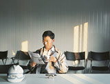 Ein chinesischer Arbeiter im Pausenraum. (Foto)