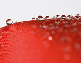 Textilien lassen sich mit der Siliconmikroemulsion WACKER® HC 303 bei niedrigen Temperaturen in der Waschmaschine imprägnieren (Foto)