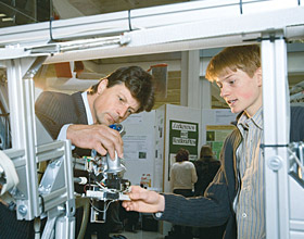 Forscher unter sich: Dr. Fridolin Stary (links), Leiter Forschung & Entwicklung bei WACKER mit einem Jungforscher (Foto)