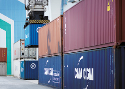 Beim Anheben und Aufsetzen der Container leistet der Kranführer zentimetergenaue Maßarbeit. (Foto)