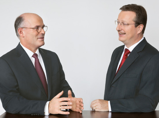 Dr. Rudolf Staudigl (left) talking to Auguste Willems. (photo)