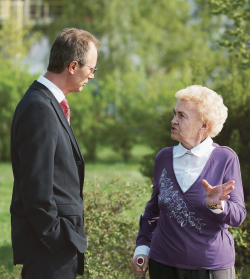 Neighbor Erika Hütter in conversation with site manager Gerd Kunkel. (photo)