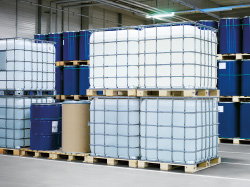 Intermediate bulk containers are increasingly replacing conventional drums – saving packaging material and storage space. (photo)