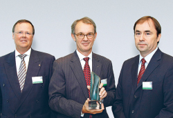 WACKER Executive Board member Dr. Wilhelm Sittenthaler (center) was presented with the 2009 Cologne Chemical-Industry Prize by Dr.  Thomas Fischer (at left), chairman of Germany’s Association of Chemical Industry Executives (VAA). At right: Friedrich Überacker, head of the Rhineland branch of the chemical-industry employers’ association. (photo)