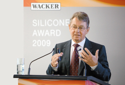 Distinguished scientist: Prof. Ulrich Schubert of the Technical University of Vienna receives the 2009 WACKER Silicone Award. (photo)