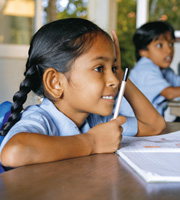 Jede Klasse hat ihr eigenes Klassenzimmer mit Stühlen und Tischen. Das ist in Sri Lanka nicht selbstverständlich.
