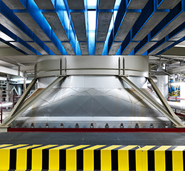 Heat-recovery steam generator above the turbine inside the Burghausen site’s combined-cycle gas turbine power station. (Foto)