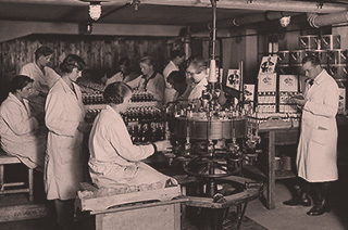 Burghausen operations for the smallscale filling of acetic acid, 1924 (photo)