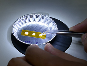Encapsulating LED chips with silicones. (photo)
