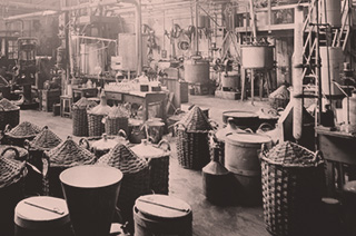 Erste Produktionsanlage für Polyvinylacetat in Burghausen, 1930 (Foto)