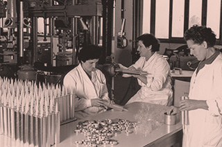 Produktion von Reinstsilicium für Halbleiter, 1953 (Foto)