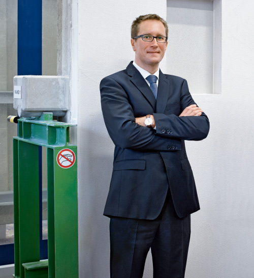Dr. Rainer Fischer, sales manager for Central and Eastern Europe, forecasts big opportunities for newly developed reactive dispersible polymer powders. (photo)