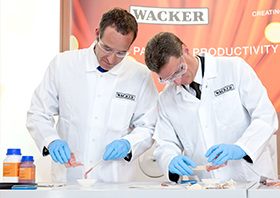 Undersecretary Bernd Sibler and WACKER Executive Board member Dr. Tobias Ohler (Foto)
