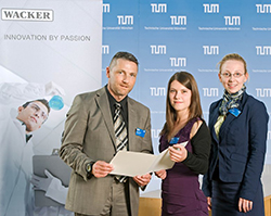 Presenting the certificate at the TUM (Foto)