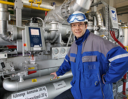 Operations manager Dr. Uwe Strauch in front of the new cooling system (Foto)
