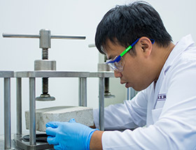 Laboratory worker in the technical competence center in Singapore (photo)