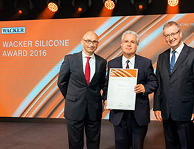 Dr. Alexander Filippou receives the 2016 Wacker Silicone Award (photo)