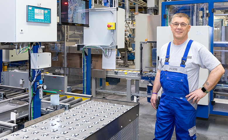 Wolfgang Baddack at his workplace in the factory (photo)