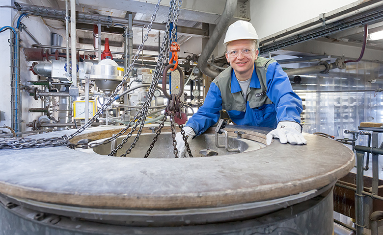 Thomas Seitz wearing his hard hat at work (photo)