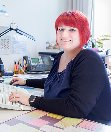 Mirjam Nagl sitting at a desk working on a PC (photo)