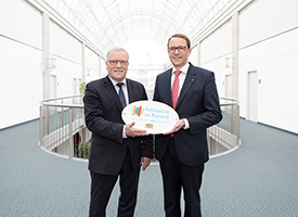 Johannes Hintersberger, Undersecretary at the Bavarian Ministry of Social Affairs, presenting the “Inclusion in Bavaria – We Work Together” emblem