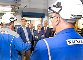 Bavaria’s State Governor, Dr. Markus Söder, visiting the Burghausen plant (photo)