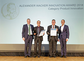 Two Burghausen chemists being presented with the Alexander Wacker Innovation Prize (photo)