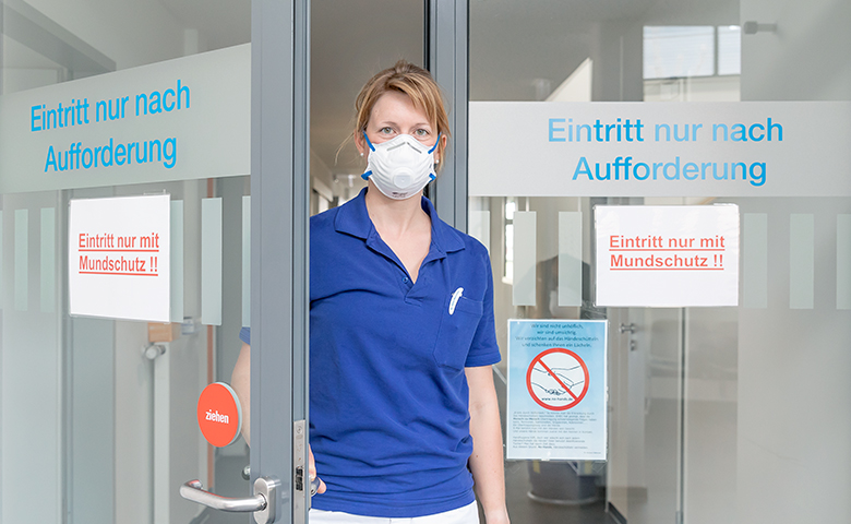 Paramedic Franziska Birke wearing a FFP2 respiratory mask. (Photo)
