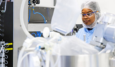 Female employee in the laboratory (Photo)