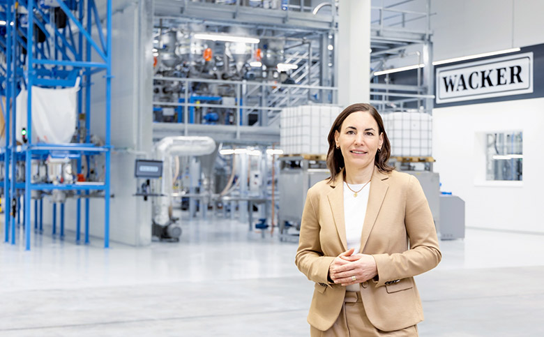 Julia Henn in der neuen Produktionshalle in Pilsen, Tschechien (Foto)