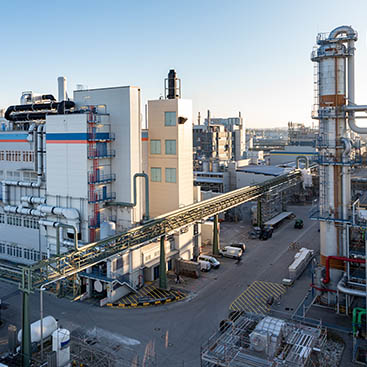 The existing polysilicon-cleaning building in Burghausen. WACKER is currently building another cleaning line at a cost of around €300 million, which will increase cleaning capacity for semiconductor-grade polysilicon by well over 50 percent.