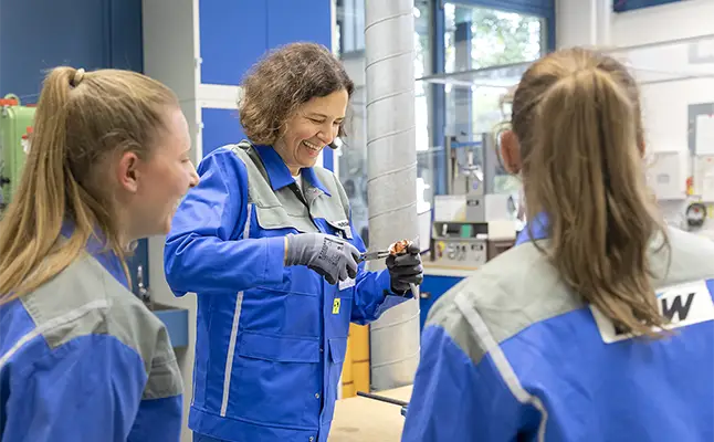 Angela Wörl with trainees. (Photo)